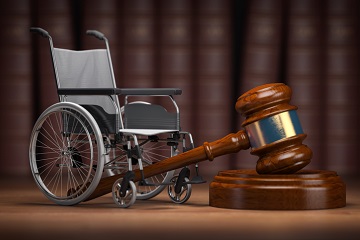 wózek inwalidzki przy młotku sędziowskim